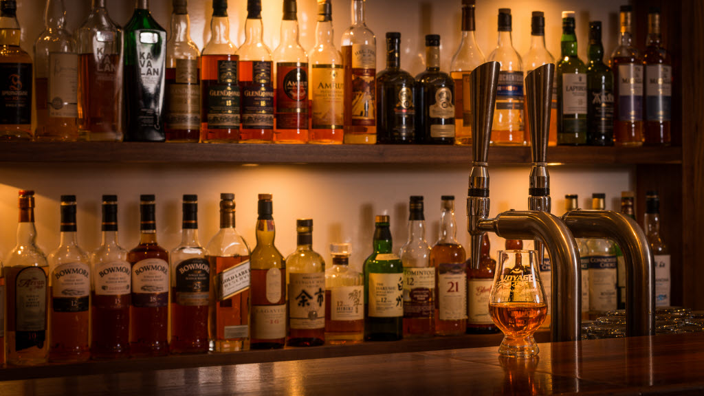 Kuvaoikeudet:: Mikael Ackelman Bottles in the bar